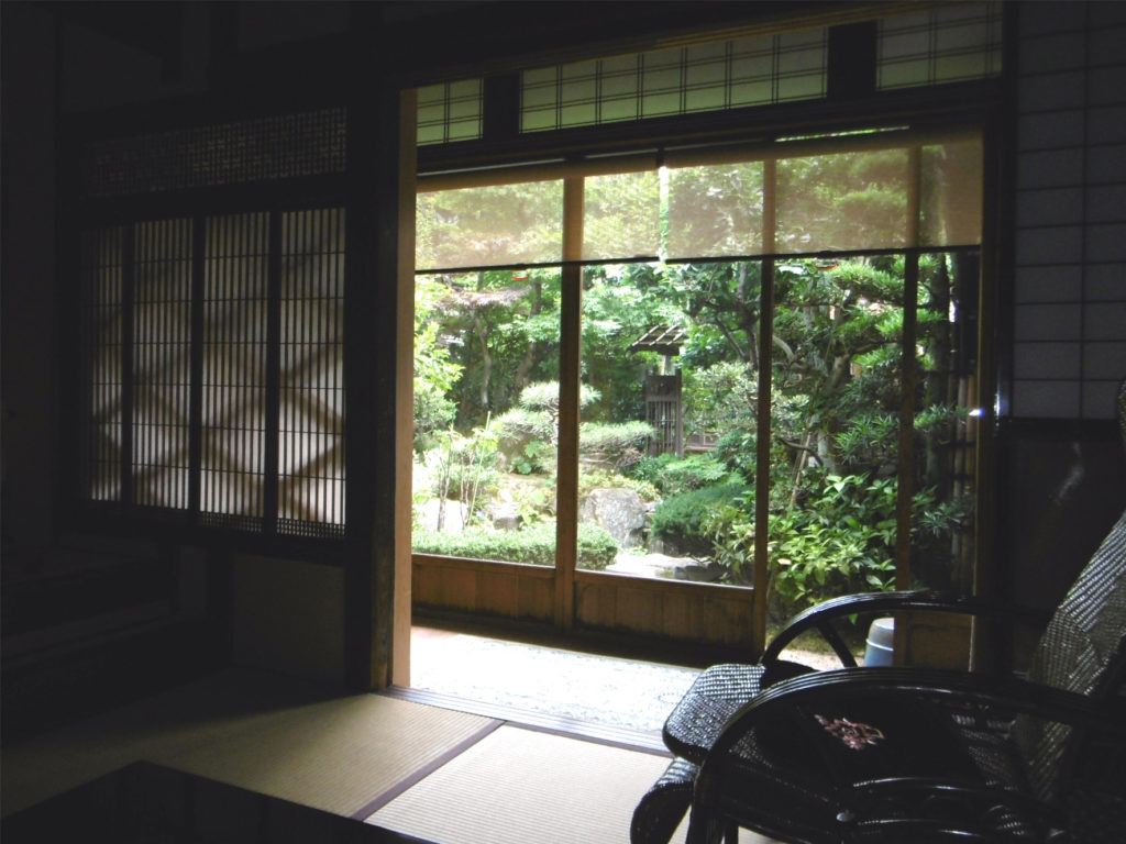 趣ある和室には簾が良く合います ホームデコ倉吉店