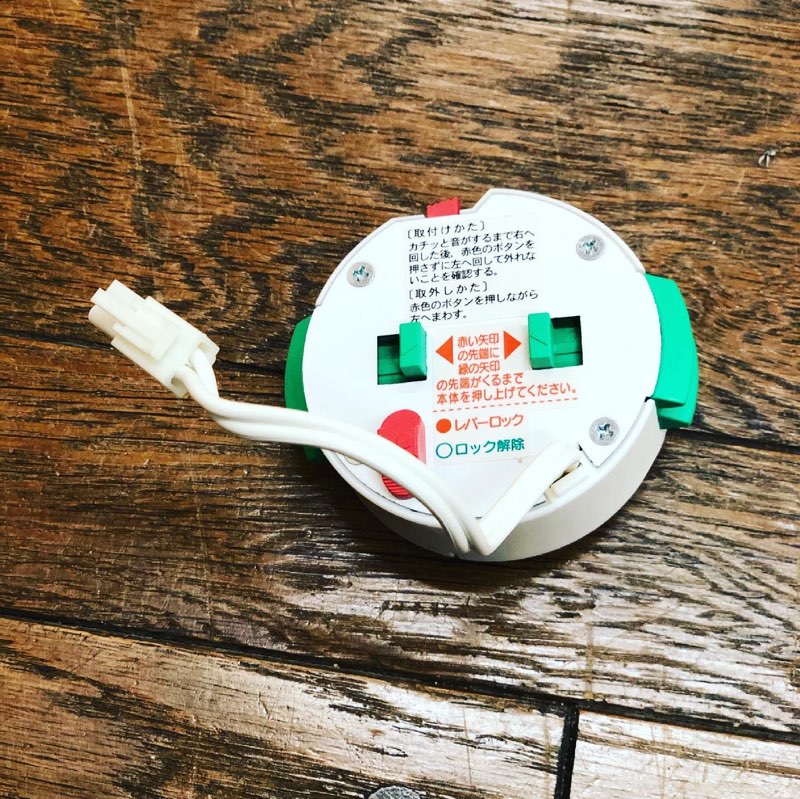 重量のある照明にはワンタッチアダプターが付いています