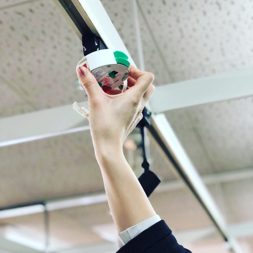 ワンタッチアダプターのツメを天井の引っ掛けシーリングのボディの溝に入れる