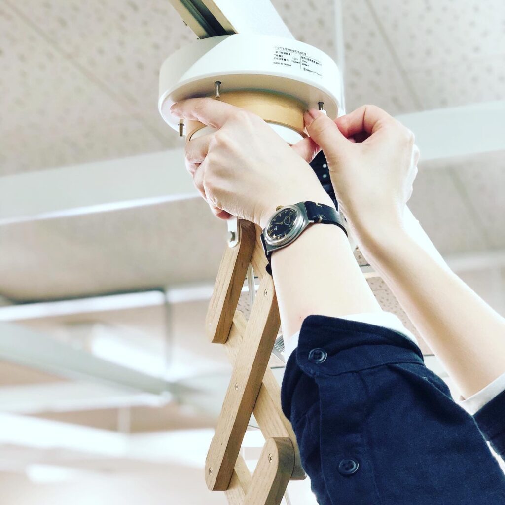 カバーをかぶせネジをしっかり止め固定する