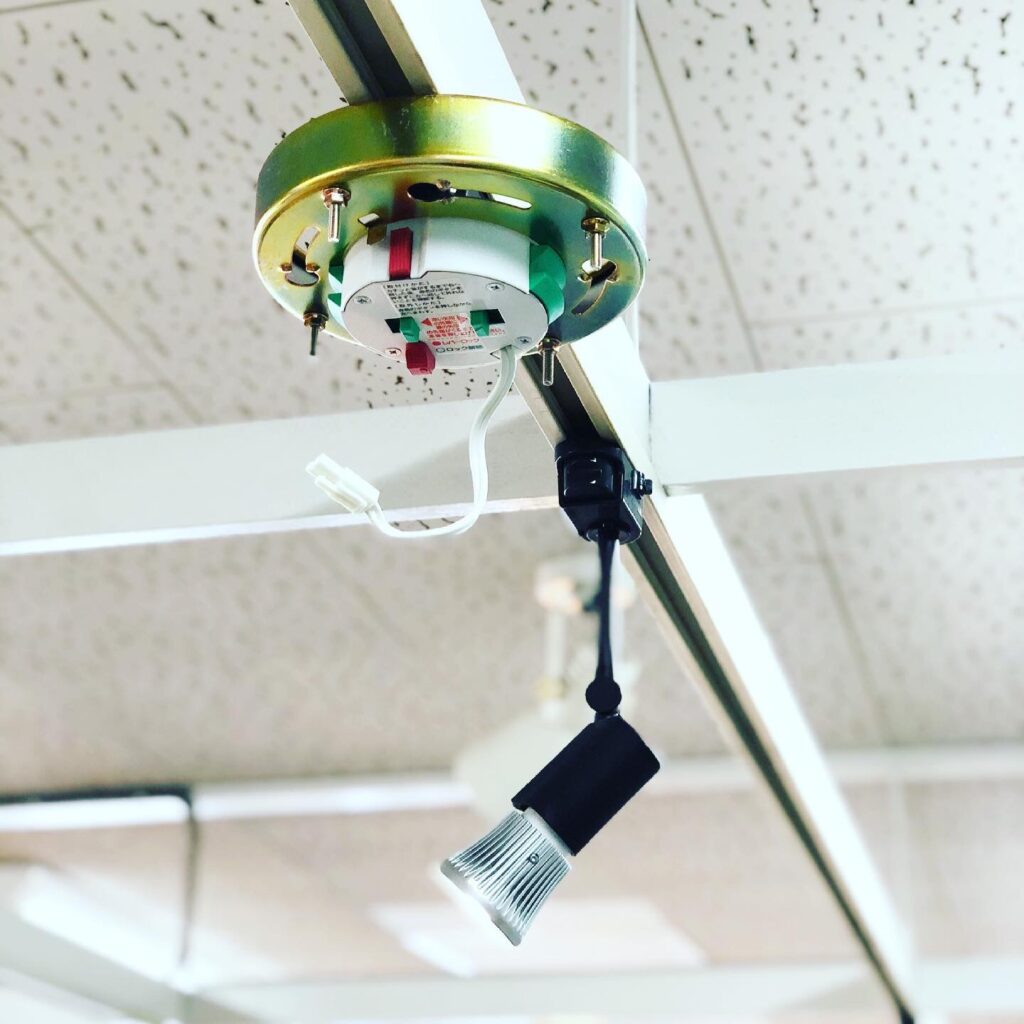ワンタッチアダプターの緑のツメを固定金具に引っ掛けます