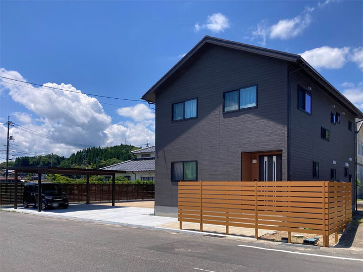 玄関前に取付された樹脂製のフェンス